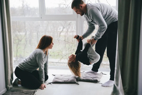 Lyckliga Föräldrar Och Dotter Spenderar Tid Tillsammans Hemma — Stockfoto