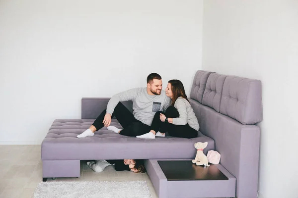 mutlu anne-babalar ve kızı evde birlikte vakit geçirmek