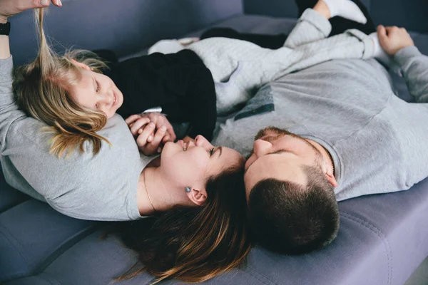 Pais Felizes Filha Passar Tempo Juntos Casa — Fotografia de Stock