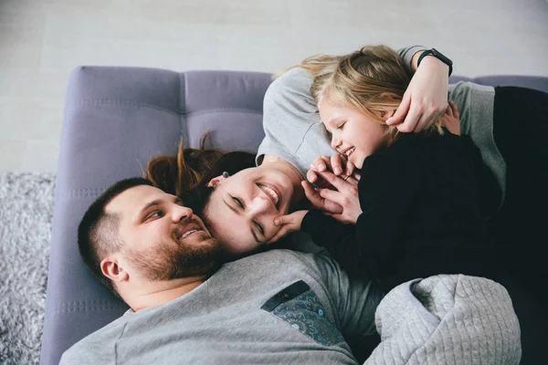 Lyckliga Föräldrar Och Dotter Spenderar Tid Tillsammans Hemma — Stockfoto