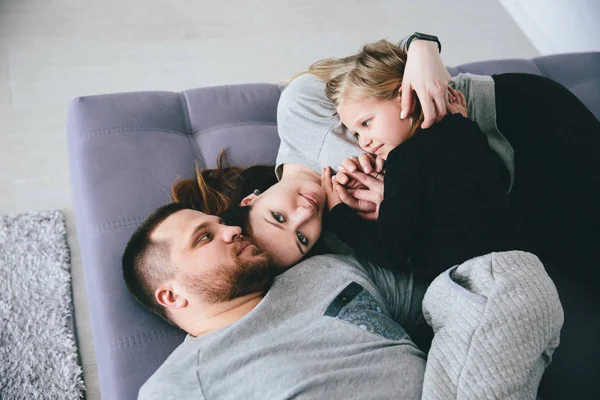 Pais Felizes Filha Passar Tempo Juntos Casa — Fotografia de Stock