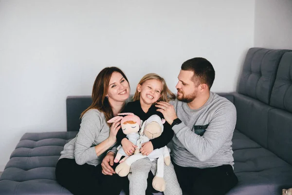 mutlu anne-babalar ve kızı evde birlikte vakit geçirmek