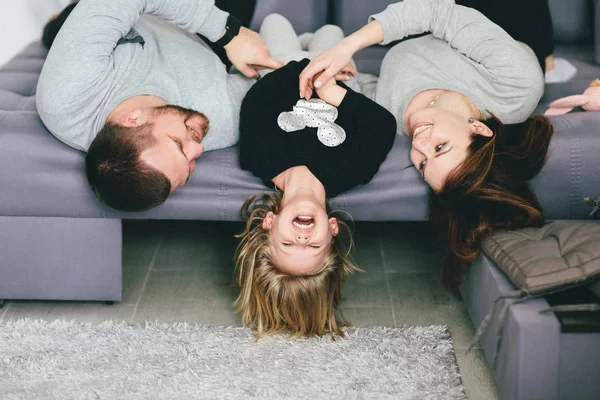 mutlu anne-babalar ve kızı evde birlikte vakit geçirmek