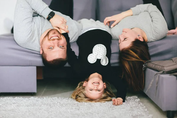 Lyckliga Föräldrar Och Dotter Spenderar Tid Tillsammans Hemma — Stockfoto