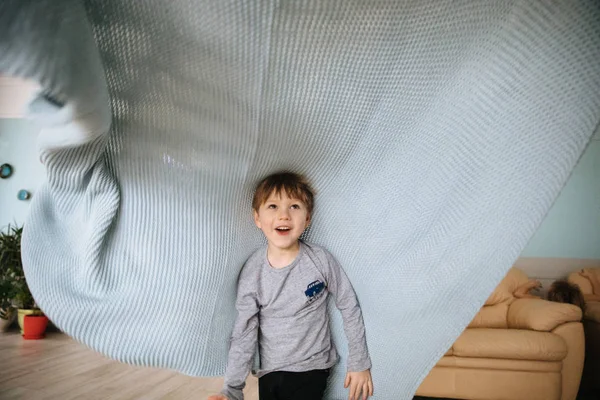 Porträt Eines Fröhlichen Kleinen Jungen Mit Blauer Decke Bedeckt lizenzfreie Stockbilder