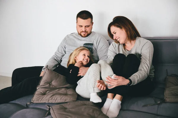 Pais Felizes Filha Passar Tempo Juntos Casa — Fotografia de Stock