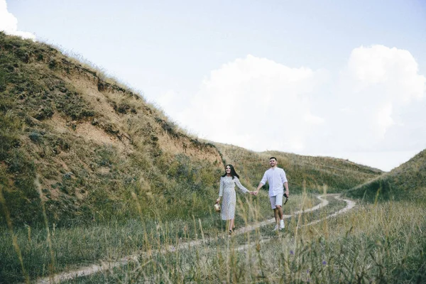 Junges Verliebtes Paar Einem Sommertag Auf Hügeln — Stockfoto