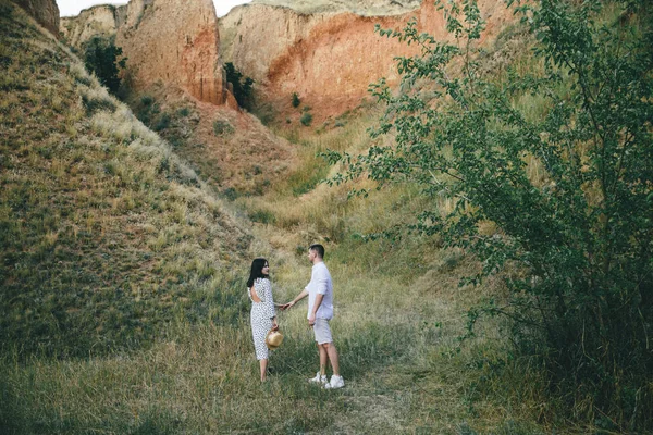 Young Couple Love Hills Summer Day — Stock Photo, Image