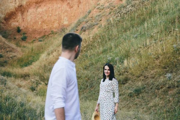 Young Couple Love Hills Summer Day — Stock Photo, Image