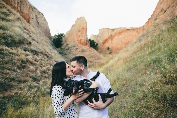 Jovem Casal Com Bulldog Francês Preto Colinas Dia Verão — Fotografia de Stock