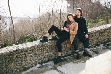 sonbahar Nehri üzerinde arka plan ile genç Romantik Çift