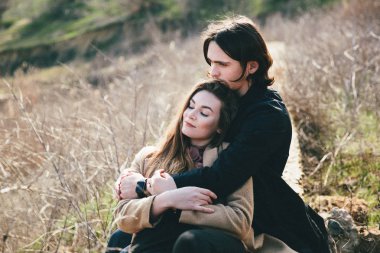 Genç çift arka plan üzerinde sonbahar alan poz