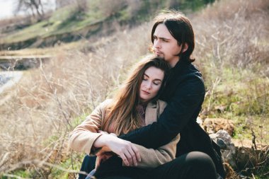 Genç çift arka plan üzerinde sonbahar alan poz