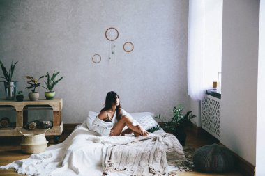 genç kadın yatakta evde istirahat