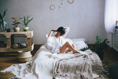 genç kadın yatakta evde istirahat