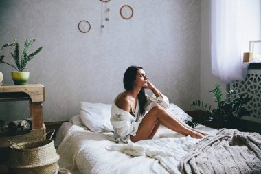 genç kadın yatakta evde istirahat