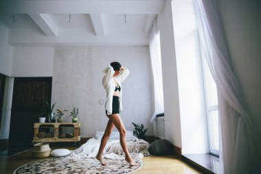 genç kadın evde yatak odasında poz