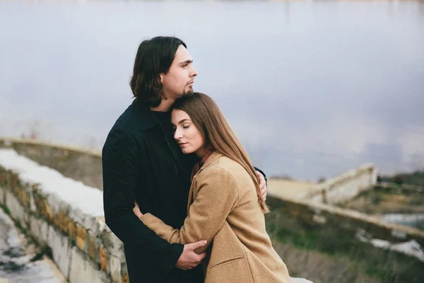 Jovem Casal Romântico Com Rio Outono Fundo — Fotografia de Stock