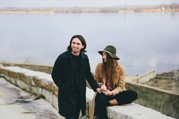 Sonbahar Nehri Üzerinde Arka Plan Ile Genç Romantik Çift — Stok fotoğraf