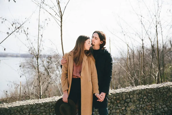 sonbahar Nehri üzerinde arka plan ile genç Romantik Çift