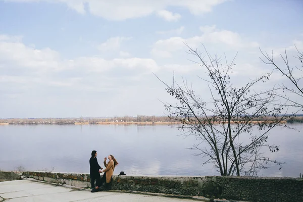 Jovem Casal Romântico Com Rio Outono Fundo — Fotografia de Stock