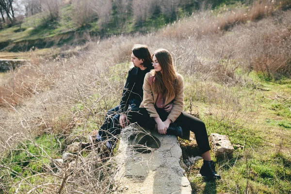 Joven Pareja Posando Con Otoño Campo Sobre Fondo —  Fotos de Stock