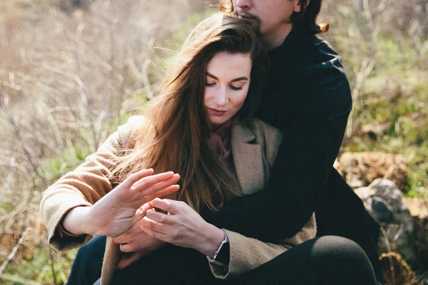 Joven Pareja Posando Con Otoño Campo Sobre Fondo —  Fotos de Stock