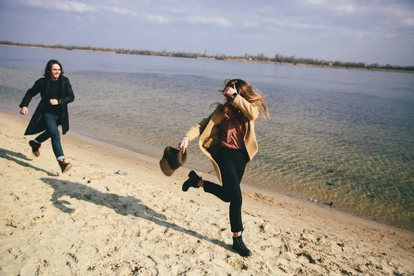 Junges Romantisches Paar Hat Spaß Zusammen Mit Herbst Fluss Hintergrund — Stockfoto