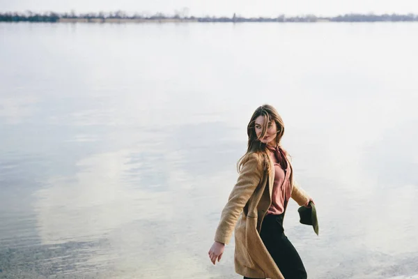 Junge Frau Posiert Flussufer Mit Fluss Hintergrund — Stockfoto
