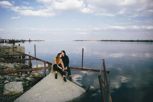 Junges Romantisches Paar Mit Herbstlichem Fluss Hintergrund — Stockfoto