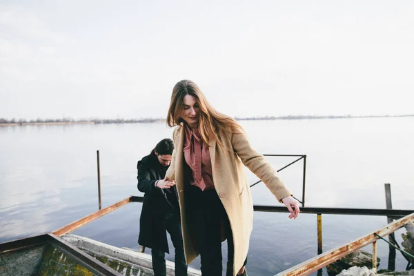 Young Romantic Couple Autumn River Background — Stock Photo, Image