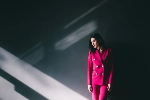 Ung Snygg Kvinna Rosa Kostym Poserar Mörka Rum Med Grå — Stockfoto