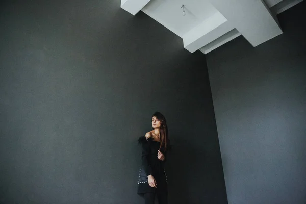 Young Woman Dark Room Grey Walls — Stock Photo, Image