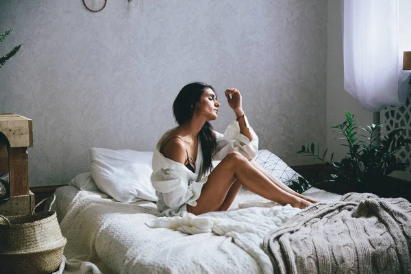 genç kadın yatakta evde istirahat