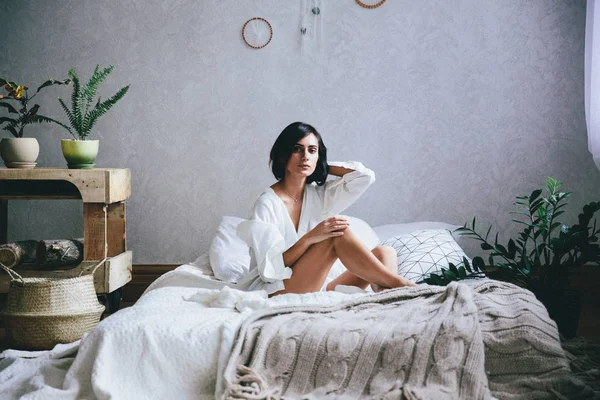 Молода Жінка Відпочиває Ліжку Вдома — стокове фото