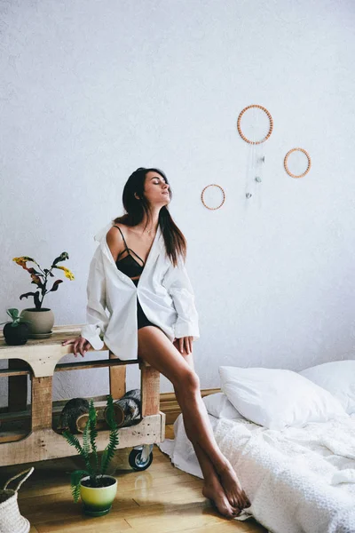 Young Woman Posing Bedroom Home — Stock Photo, Image