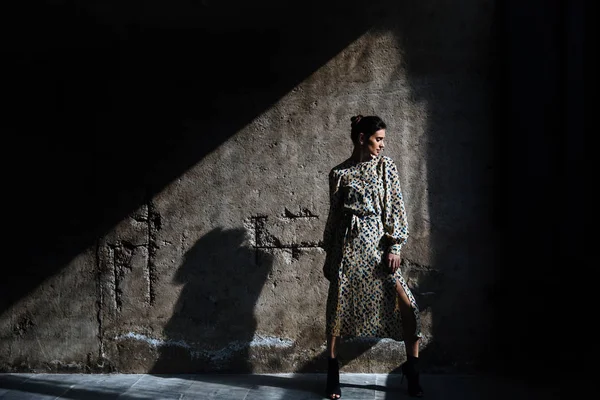 trendy hayvan baskı ile içinde şık kadın 