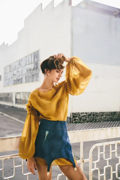 şık genç kadın sokağa poz