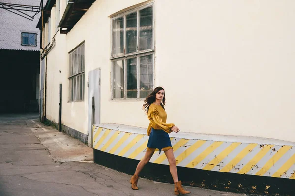 Stilvolle Junge Frau Posiert Auf Der Straße — Stockfoto