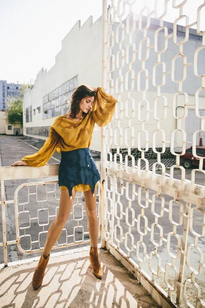 şık genç kadın sokağa poz