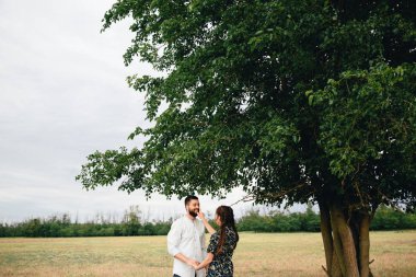 Yaz günü yeşil tarlada genç bir çift