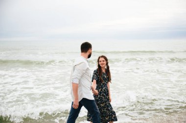 Kumsalda aşık mutlu genç bir çift