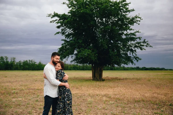 Joven Pareja Verde Campo Verano Día —  Fotos de Stock