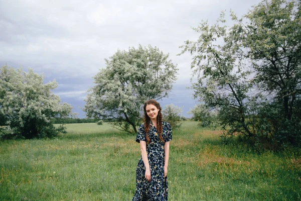 Schöne Junge Mädchen Sommer Feld Auf Grünem Gras Und Oleaster — Stockfoto