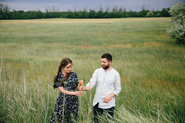 Young Couple Green Field Summer Day — Stock Photo, Image