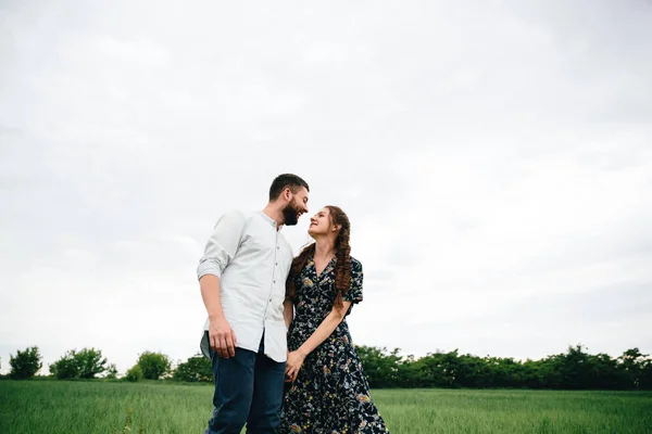 Young Couple Green Field Summer Day — ストック写真