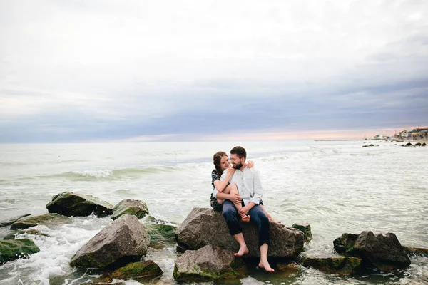 Felice Giovane Coppia Innamorata Sulla Spiaggia — Foto Stock