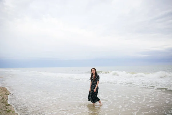 งสาวเด นคนเด ยวบนชายหาดตอนพระอาท — ภาพถ่ายสต็อก