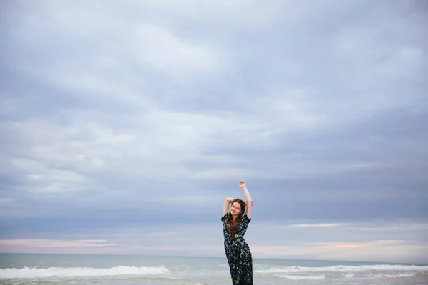 งสาวเด นคนเด ยวบนชายหาดตอนพระอาท — ภาพถ่ายสต็อก