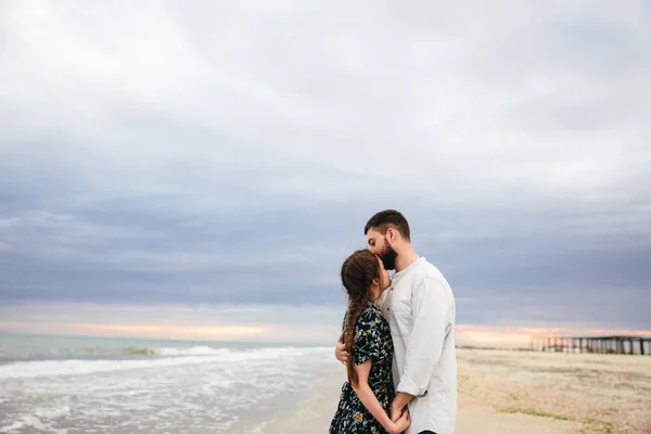 快乐的年轻夫妇 在爱情上海滩 — 图库照片
